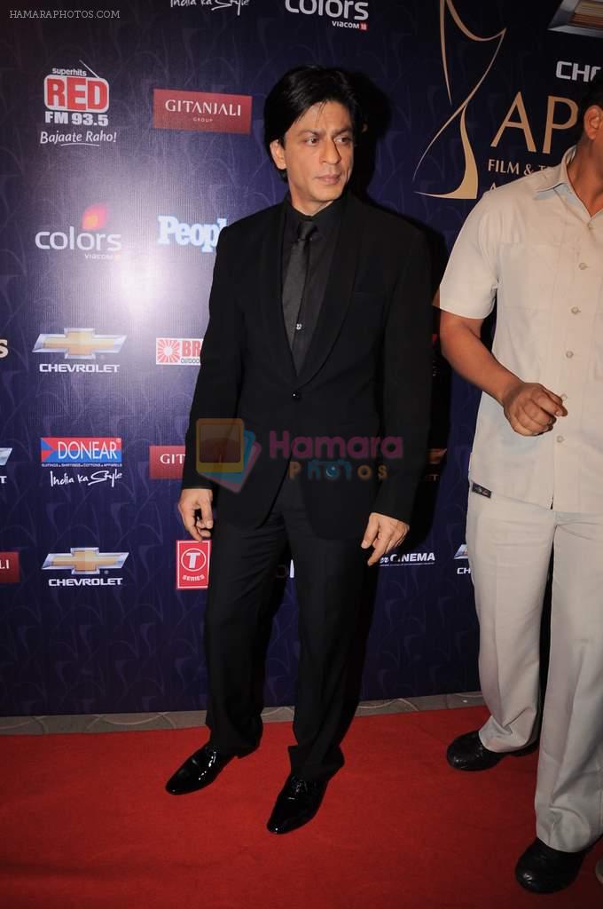 Shahrukh Khan at the 7th Chevrolet Apsara Awards 2012 Red Carpet in Yashraj Studio, Mumbai on 25th Jan 2012