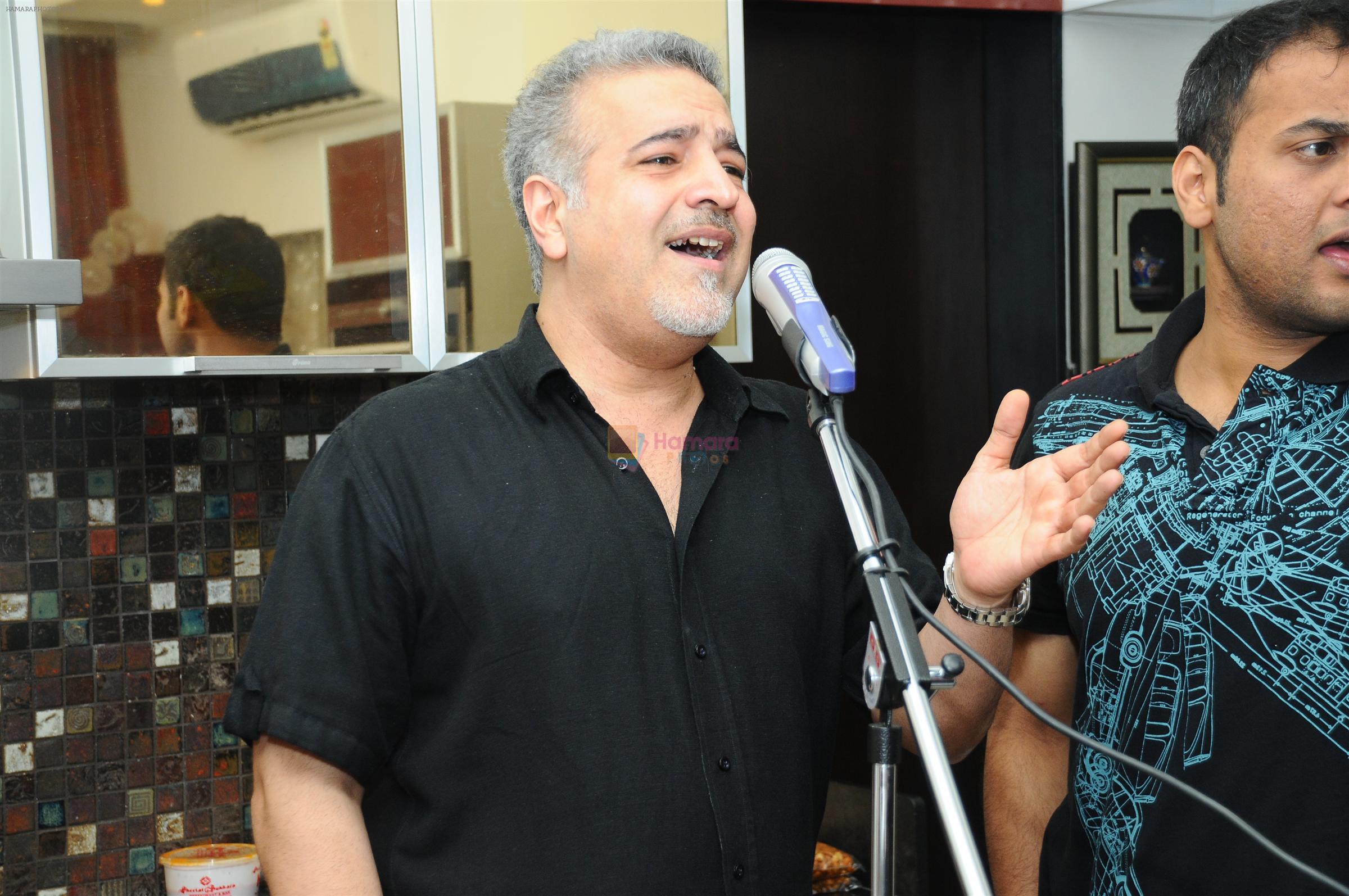 Ravi Behl at Amy billimoria hosted a karoake night party in Mumbai on 26th Jan 2012