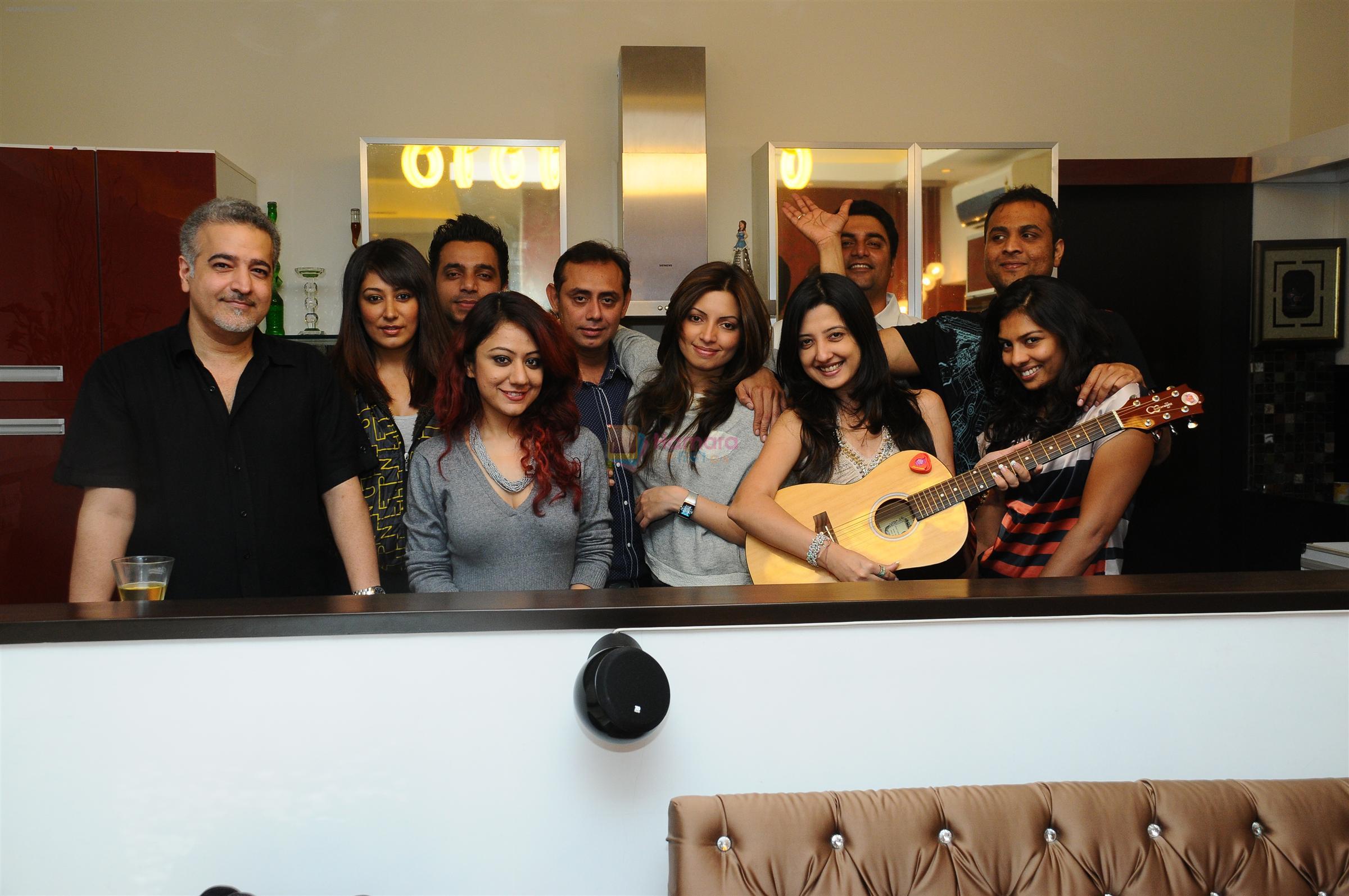Madhuri Pandey, Shama sikandar, Amy Billimoria, Ravi Behl at Amy billimoria hosted a karoake night party in Mumbai on 26th Jan 2012