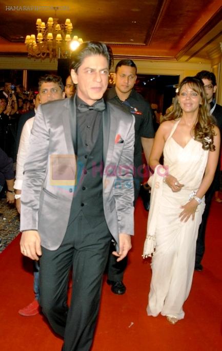 Shahrukh Khan, Gauri Khan at zee cine awards on 21st Jan 2012