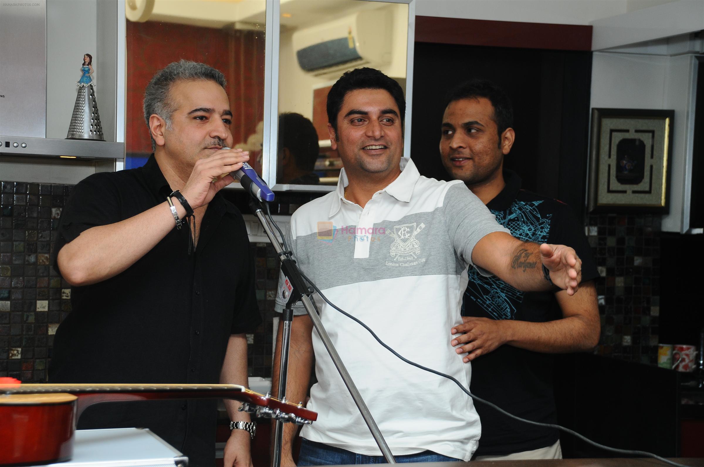 Ravi Behl, and Farzad Billimoria at Amy billimoria hosted a karoake night party in Mumbai on 26th Jan 2012
