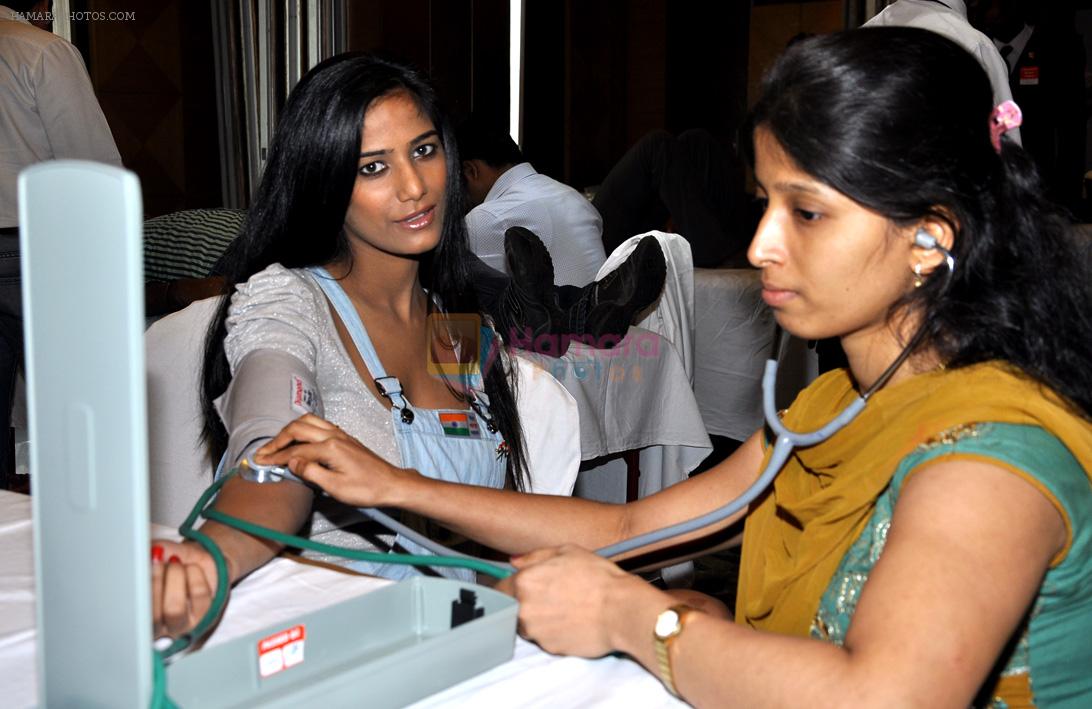 poonam pandey support Satish Shetty of Peninsula Grand Hotel organised blood donation camp in Andheri East on 27th Jan 2012