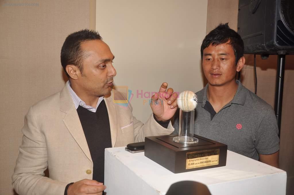 Bhaichung Bhutia, Rahul Bose at sports memorabilia auction in Trident, Mumbai on 27th Jan 2012