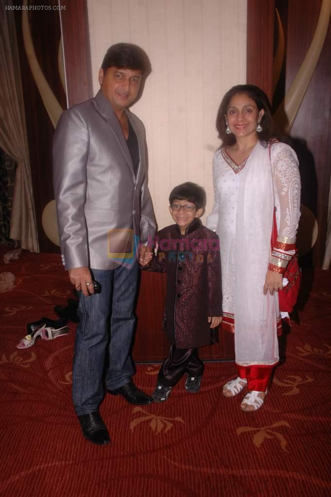 Atish kapdia family at Gujarati actor Feroz Irani's son wedding in Malad on 28th JAn 2012 