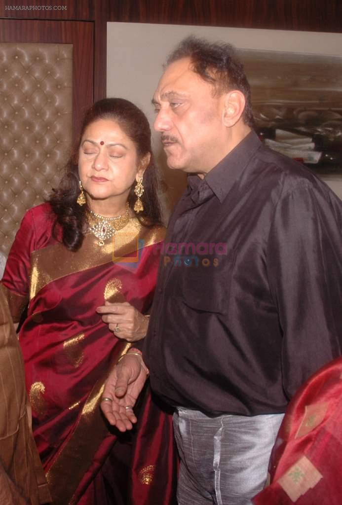 Aruna Irani, Rakesh dave at Gujarati actor Feroz Irani's son wedding in Malad on 28th JAn 2012