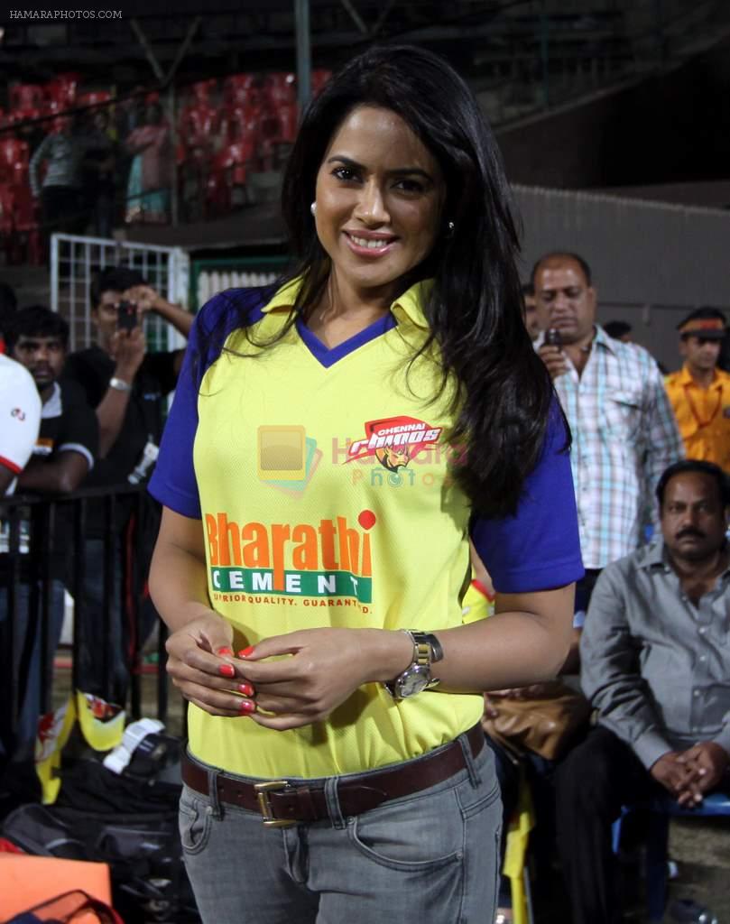 Sameera Reddy at ccl Match in Chinnaswamy stadium, Bengaluru on 28th Jan 2012