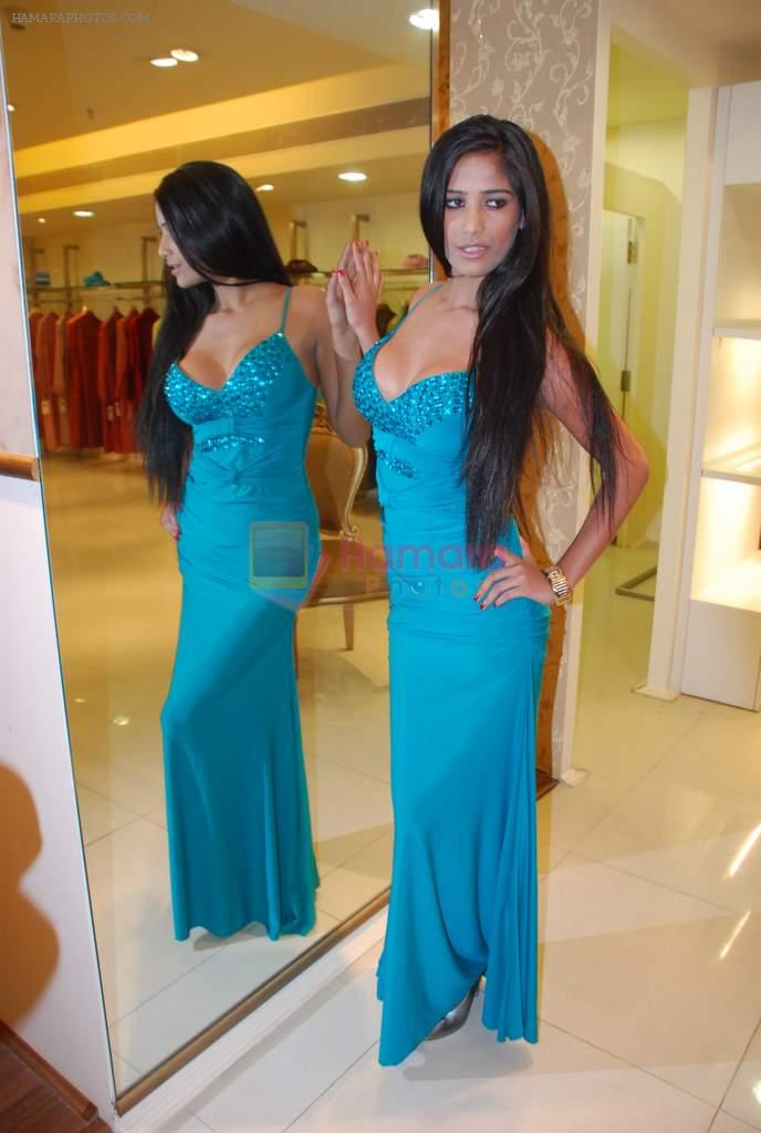 Poonam Pandey Dream Date Facebook contest by Dia diamonds in Atria Mall on 7th Feb 2012