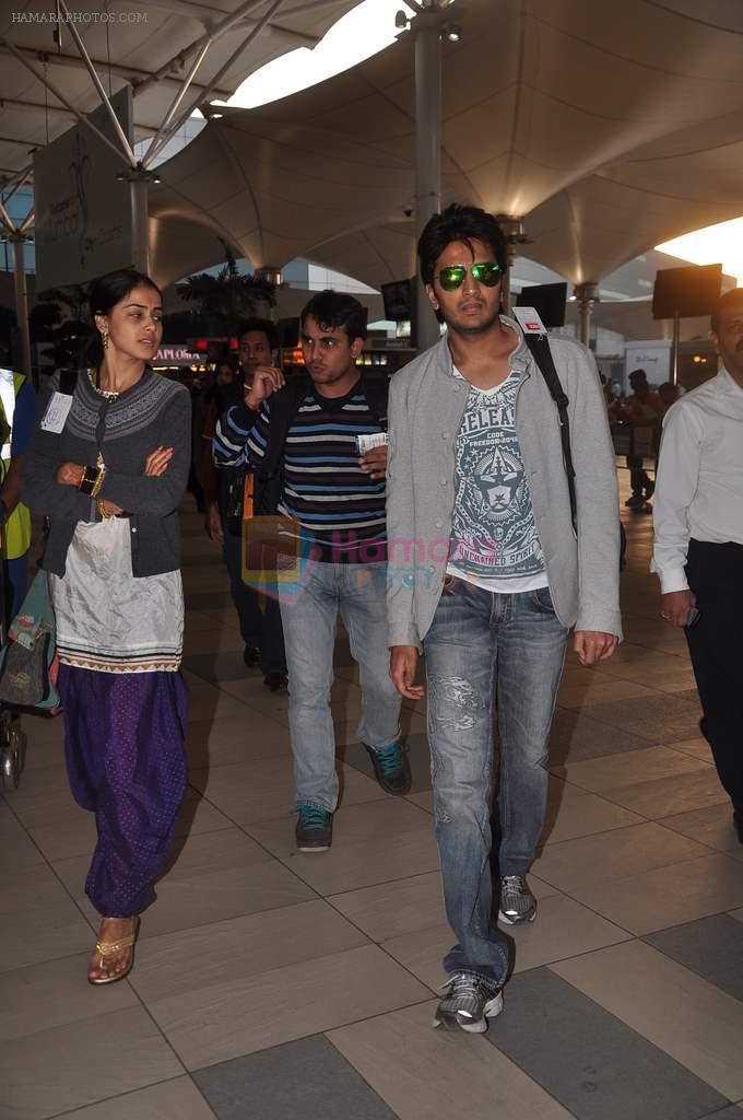 Ritesh Deshmukh, Genelia D Souza snapped at airport, Mumbai on 8th Feb 2012