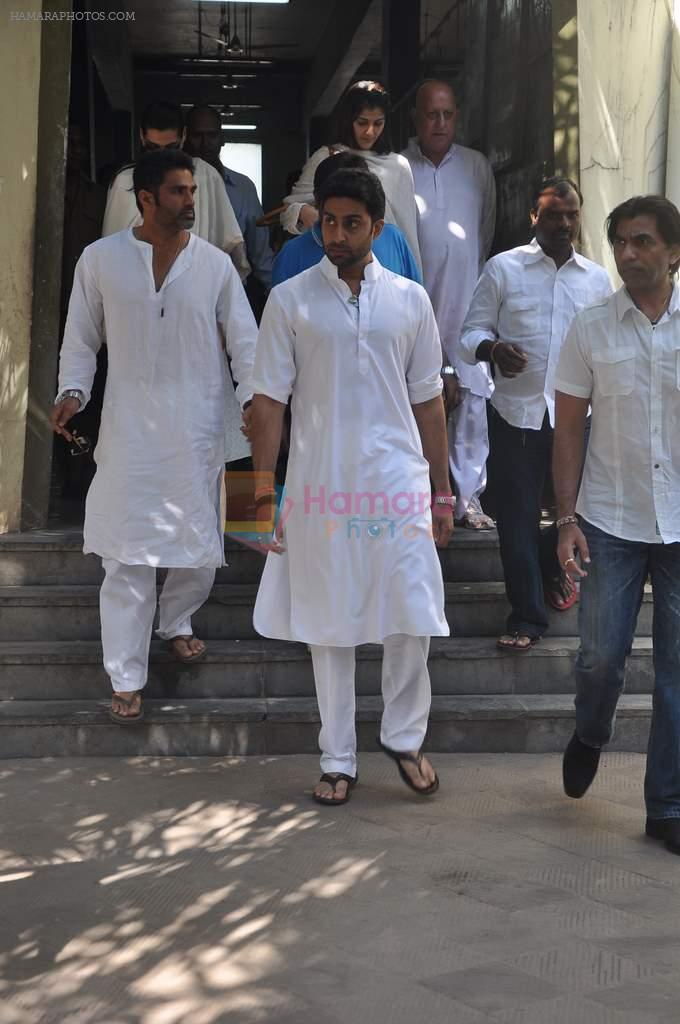 Abhishek Bachchan, Sunil Shetty at JP Dutta's dad funeral in Shivaji Park on 10th Feb 2012