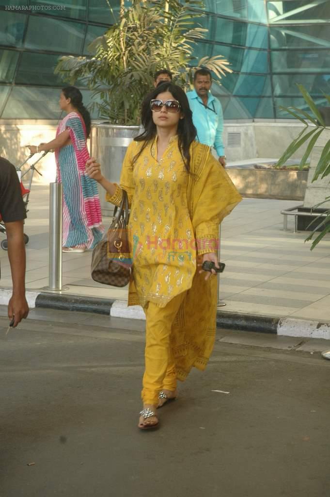 Shamita Shetty snapped in Mumbai Airport on 11th Feb 2012