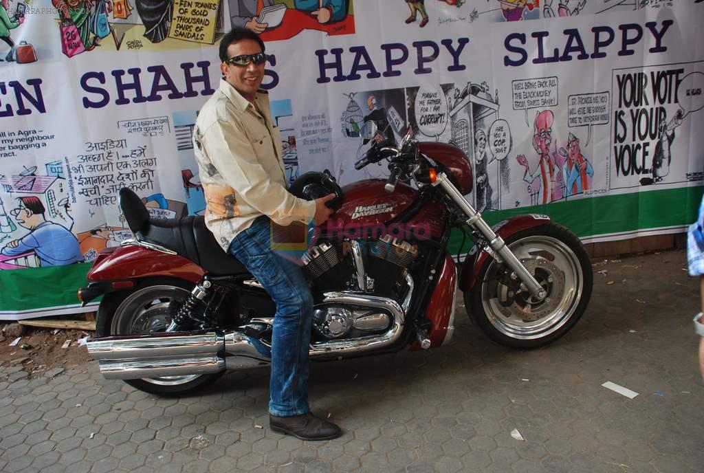 Parvez Damania at Viren Shah's happy slappy party in Blue Frog on 12th Feb 2012