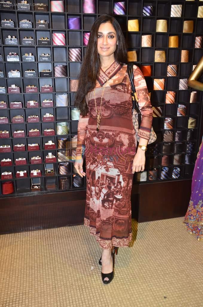 Lucky Morani at Anjana Khutalia paints designer Pria Kataria Puri in Satya Paul Store on 16th Feb 2012