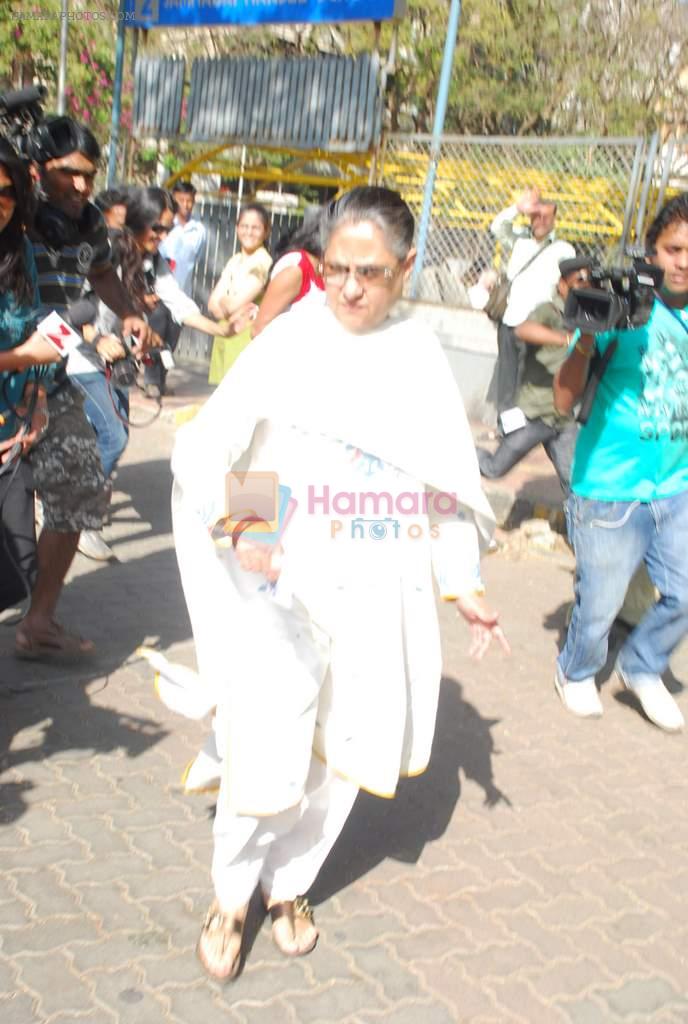 Jaya Bachchan cast their votes in Maharashtra civic polls Mumbai on 16th Feb 2012