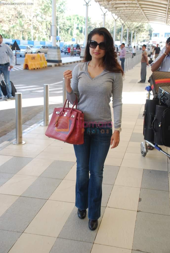 Amisha Patel snapped at airport, Mumbai on 16th Feb 2012