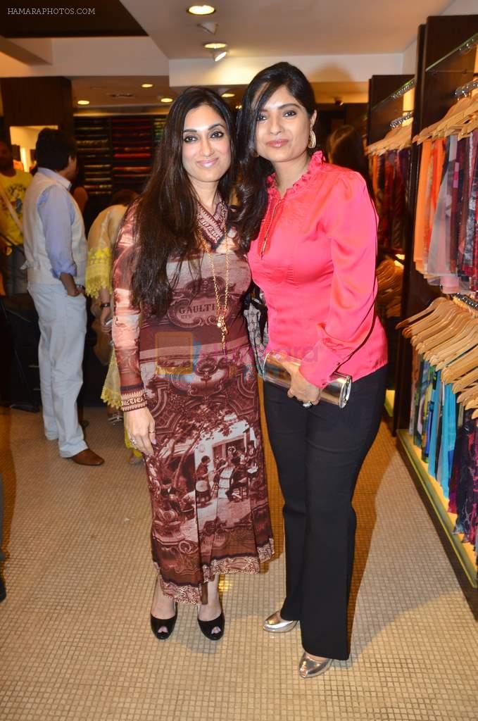 Lucky Morani at Anjana Khutalia paints designer Pria Kataria Puri in Satya Paul Store on 16th Feb 2012