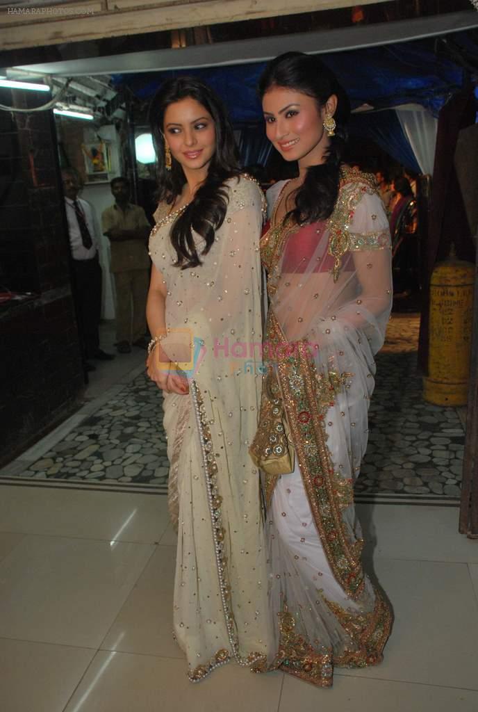 Aamna Sharif, Mouni Roy at Amir Ali's wedding with Sanjeeda Sheikh in Khar Gymkhana, Mumbai on 2nd March 2012