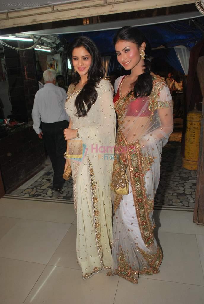 Aamna Sharif, Mouni Roy at Amir Ali's wedding with Sanjeeda Sheikh in Khar Gymkhana, Mumbai on 2nd March 2012