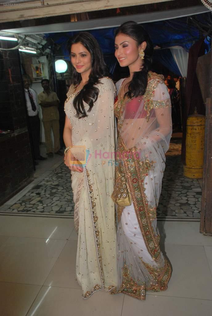 Aamna Sharif, Mouni Roy at Amir Ali's wedding with Sanjeeda Sheikh in Khar Gymkhana, Mumbai on 2nd March 2012