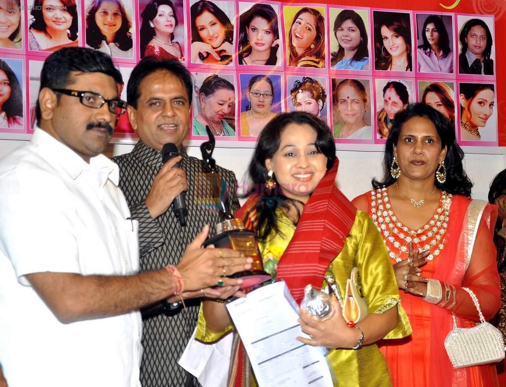 sachin ahir,hardik & sunita hundiya with Sonali at Hiramanek Awards in Mumbai on 6th March 2012