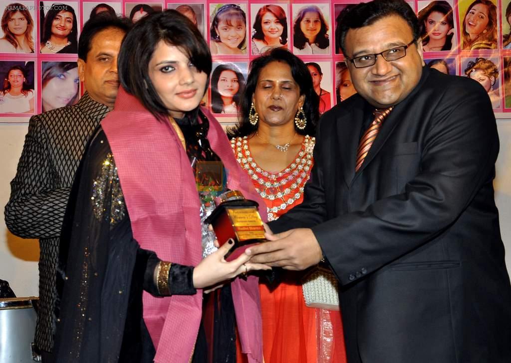 madhavi sharma,hardik,sunita & manish at Hiramanek Awards in Mumbai on 6th March 2012