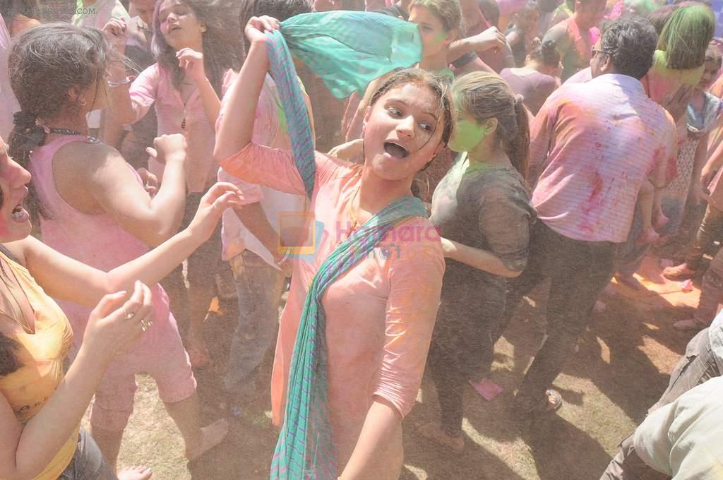 Dimpy Ganguly at Zoom Holi celebrations in Mumbai on 8th March 2012
