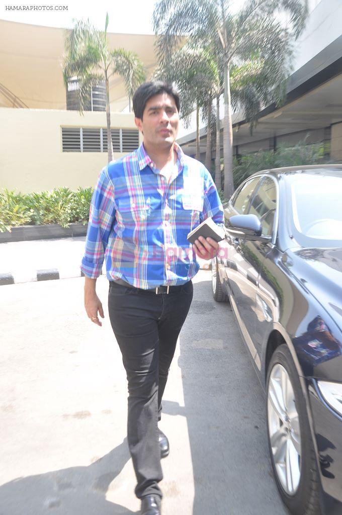 Manish Malhotra snapped at Airport in Mumbai on 11th March 2012-1