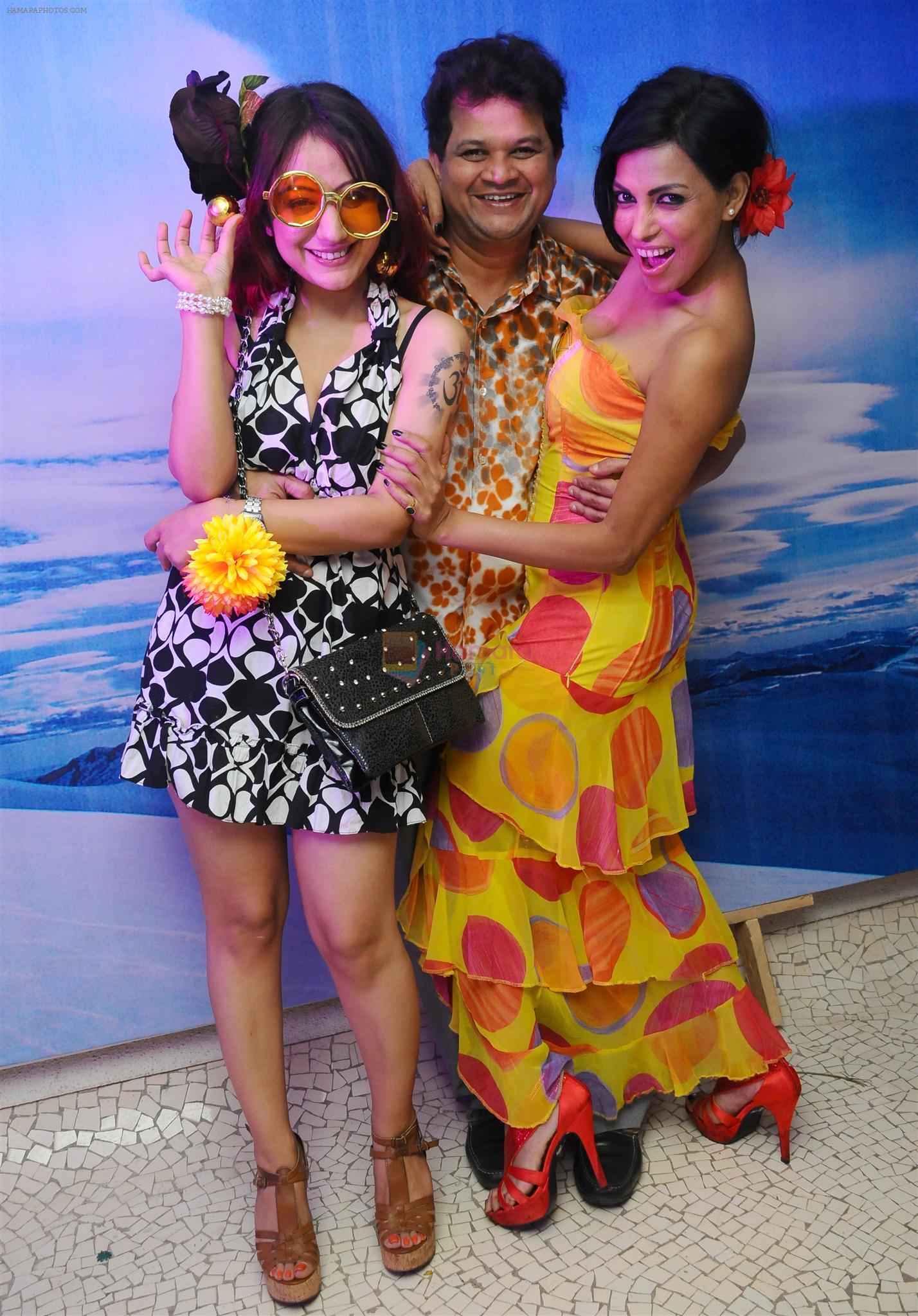 Madhuri Pandey, Viren Shah & Shifanjali Rao at Naughty at forty Hawain surprise birthday party by Amy Billimoria on 12th March 2012