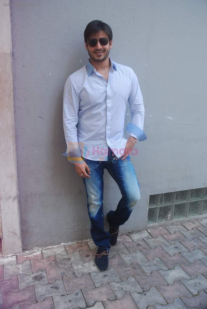 Vivek Oberoi snapped outside Tips office as he signs new film on 21st March 2012