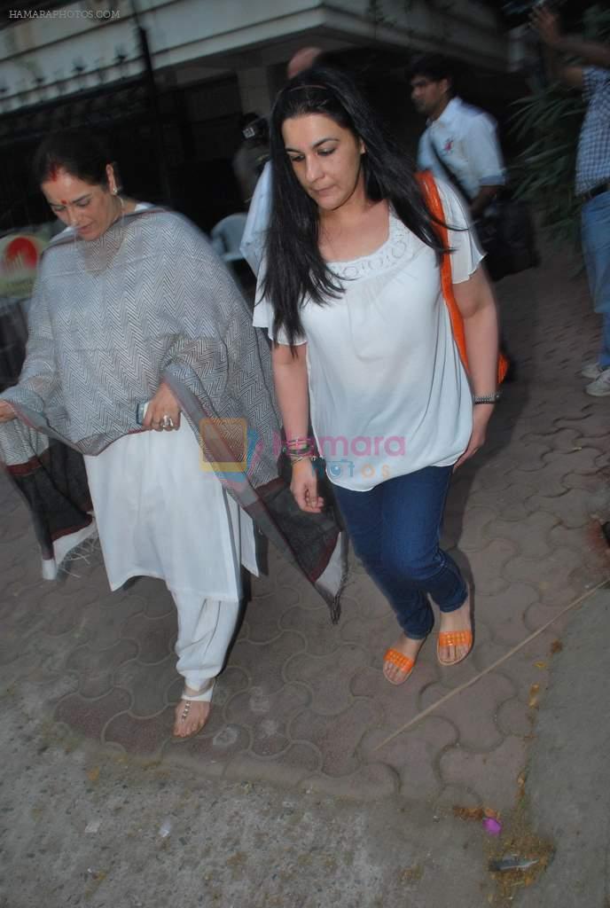 pays tribute to Mona Kapoor in Mumbai on 25th March 2012