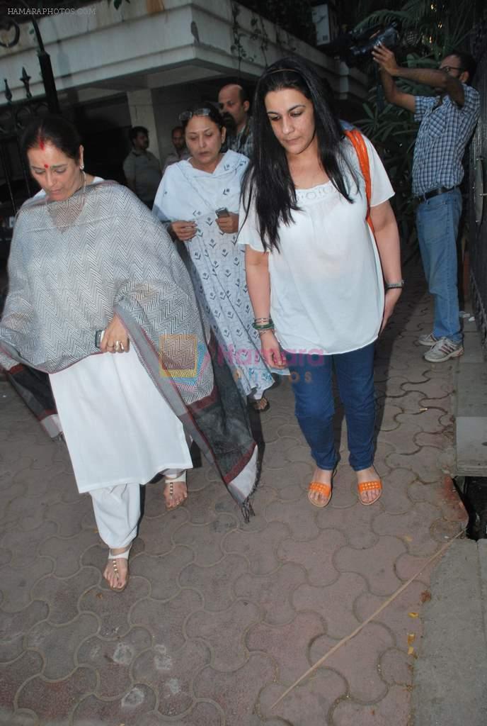 pays tribute to Mona Kapoor in Mumbai on 25th March 2012