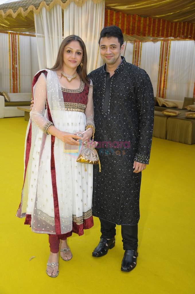 Sandali Sinha with Kiran Salaskar at Reema Sen wedding reception in Mumbai on 25th March 2012