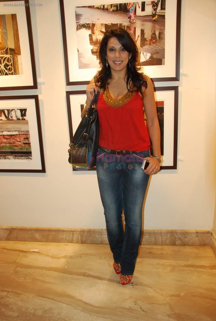 Pooja Bedi at photographer Shantanu Das exhibition in Tao Art Gallery on 28th March 2012