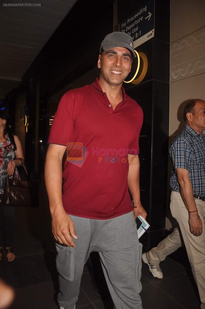 Akshay Kumar with Housefull 2 Stars snapped at Airport in Mumbai on 4th April 2012