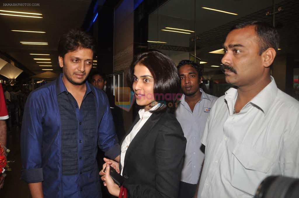 Ritesh Deshmukh, Genelia D Souza with Housefull 2 Stars snapped at Airport in Mumbai on 4th April 2012
