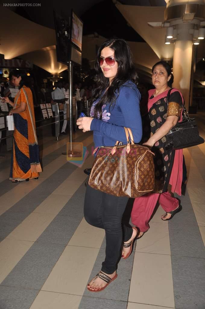 Zarine Khan with Housefull 2 Stars snapped at Airport in Mumbai on 4th April 2012