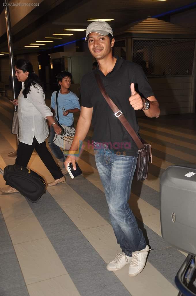 Shreyas Talpade with Housefull 2 Stars snapped at Airport in Mumbai on 4th April 2012