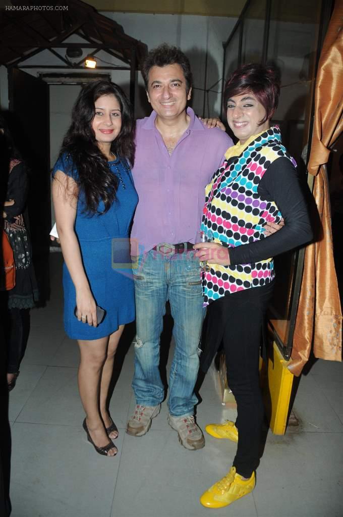 Avinash and Natasha Wadhwan with Rohtit Verma at Rohit Verma's sis bash in Mumbai on 3rd April 2012