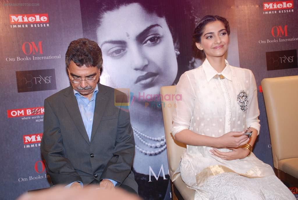 Sonam Kapoor at Khalid Mohammed book launch in Tryst on 5th April 2012