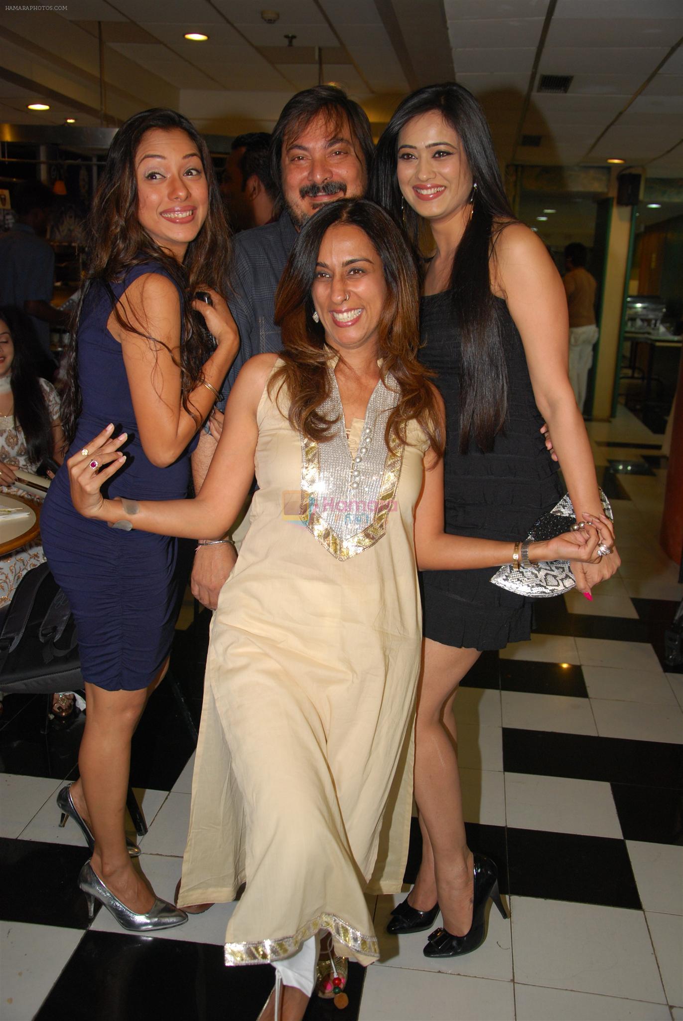 Rupali Ganguly, Tony Singh, Shweta Tiwari with Deeya Singh at the Celebration of the Completion Party of 100 Episodes of PARVARISH�..kuch khatti kuch meethi in bowling alley on 7th April 2012