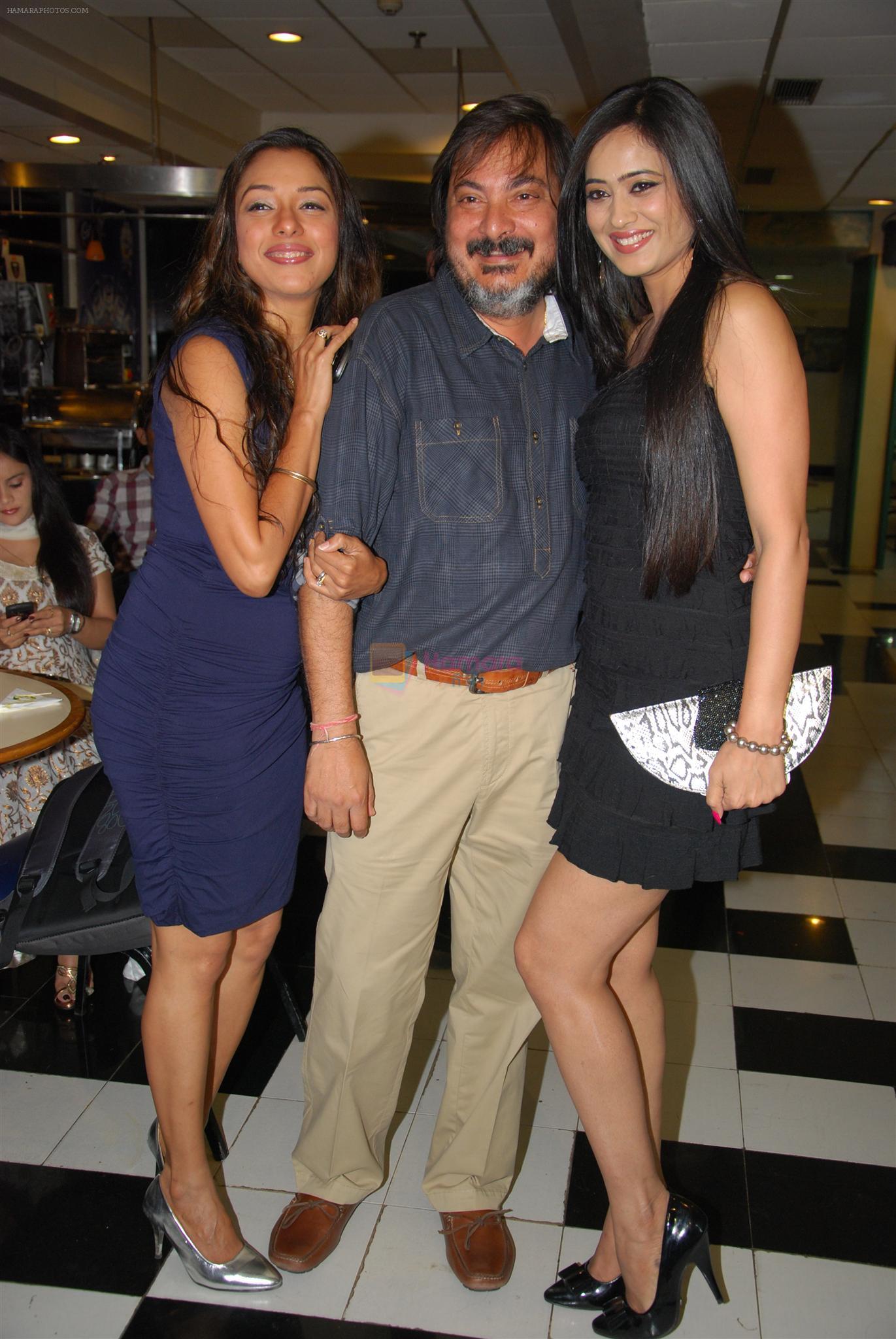 Rupali Ganguly, Tony Singh and Shweta Tiwari  at the Celebration of the Completion Party of 100 Episodes of PARVARISH�..kuch khatti kuch meethi in bowling alley on 7th April 2012