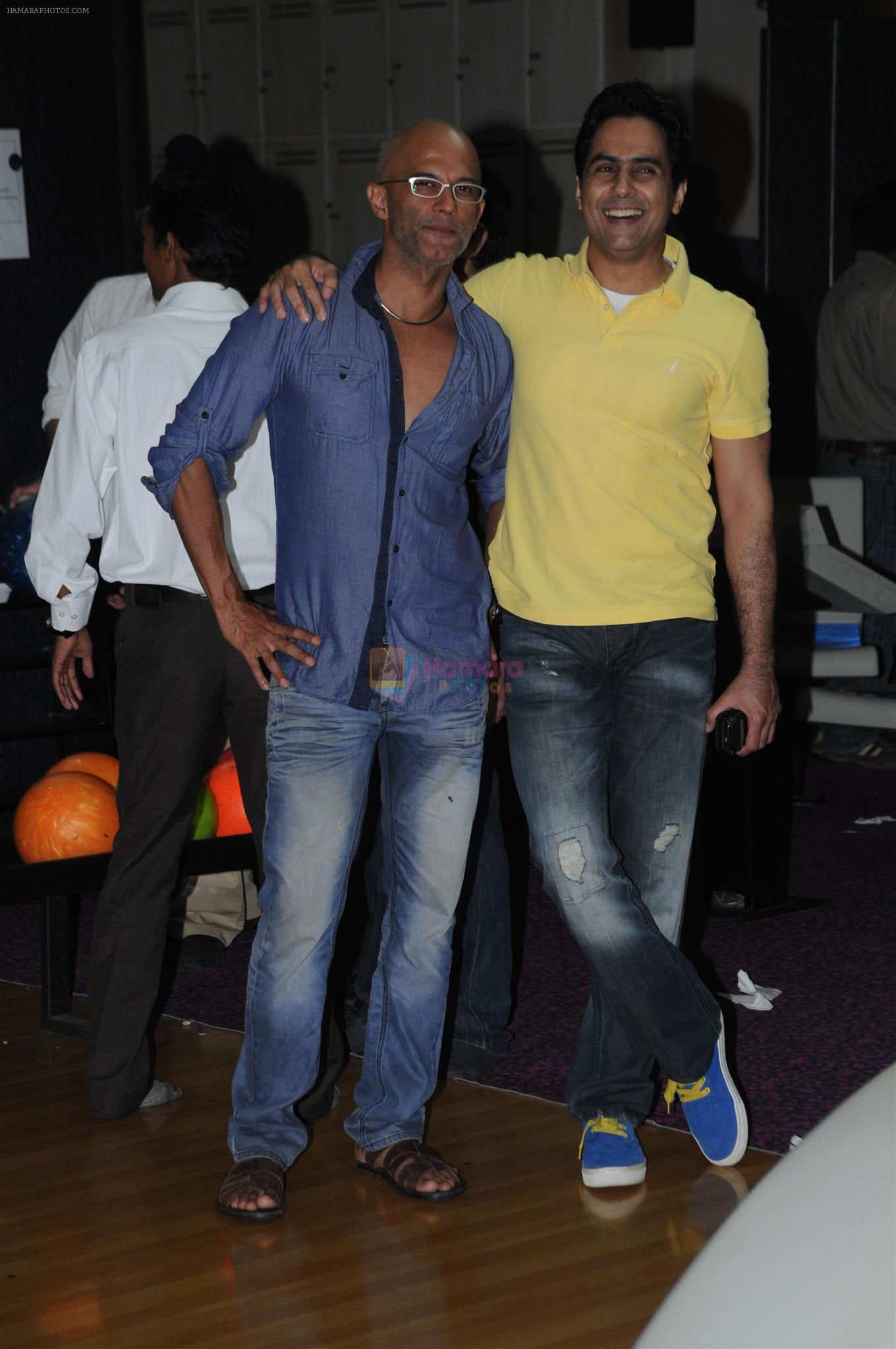 Rajesh Gera with Aman Verma at the Celebration of the Completion Party of 100 Episodes of PARVARISH�..kuch khatti kuch meethi in bowling alley on 7th April 2012