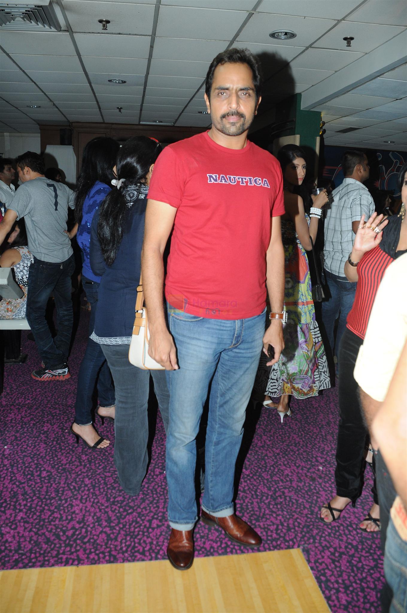 Vishwajeet Pradhan at the Celebration of the Completion Party of 100 Episodes of PARVARISH�..kuch khatti kuch meethi in bowling alley on 7th April 2012