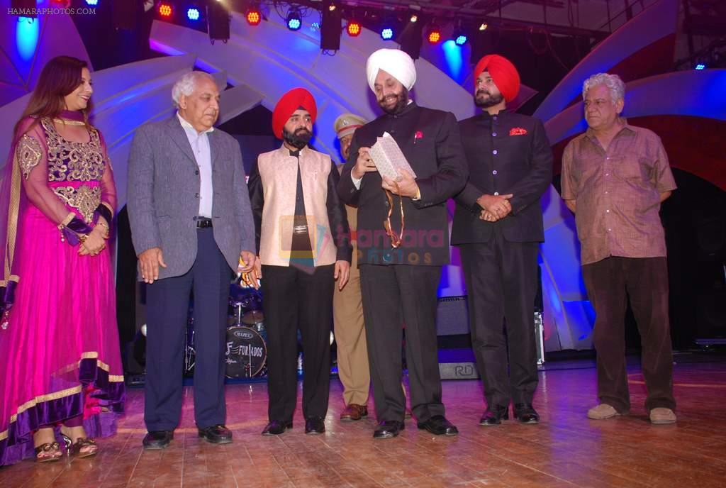 Om Puri, Navjot Sidhu at Punjabi Icon Awards in Shanmukhand Hall on 8th April 2012
