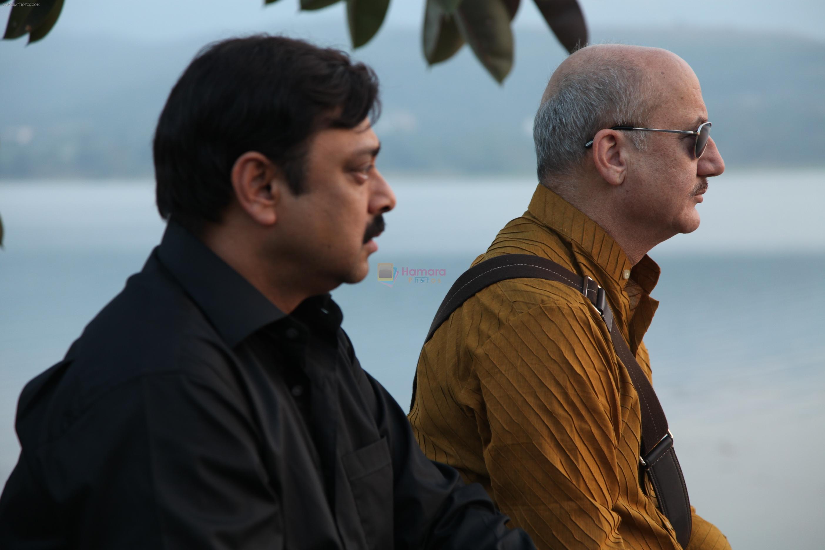 Sachin Khedekar, Anupam Kher in Film Chhodo Kal Ki Baatein shares a close bonding