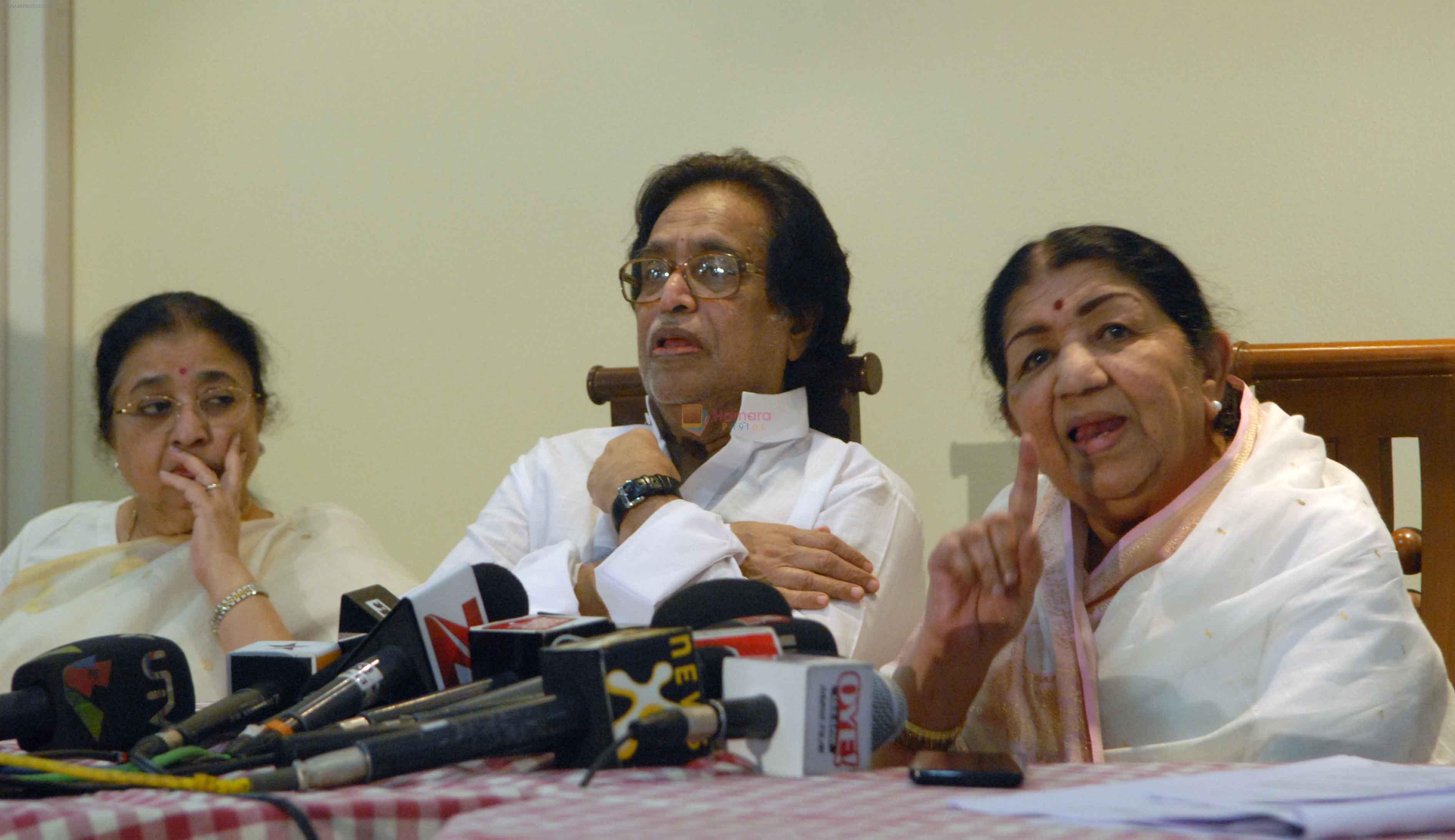 Lata Mangeshkar with Family in Press Conference at their residence Prabhu Kunj for Master Dinanath Award Announcement on 14th April 2012