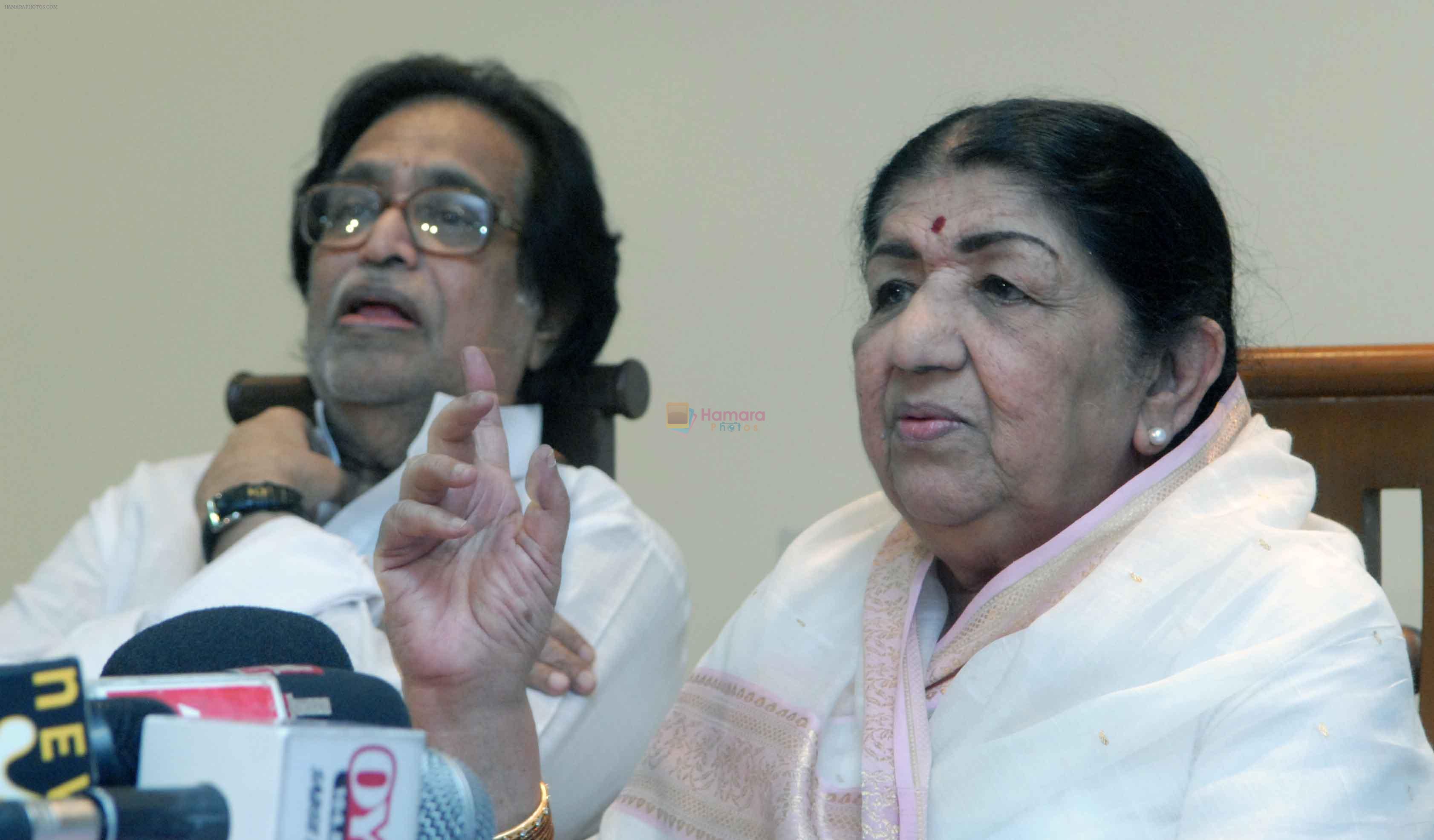 Lata Mangeshkar with Family in Press Conference at their residence Prabhu Kunj for Master Dinanath Award Announcement on 14th April 2012