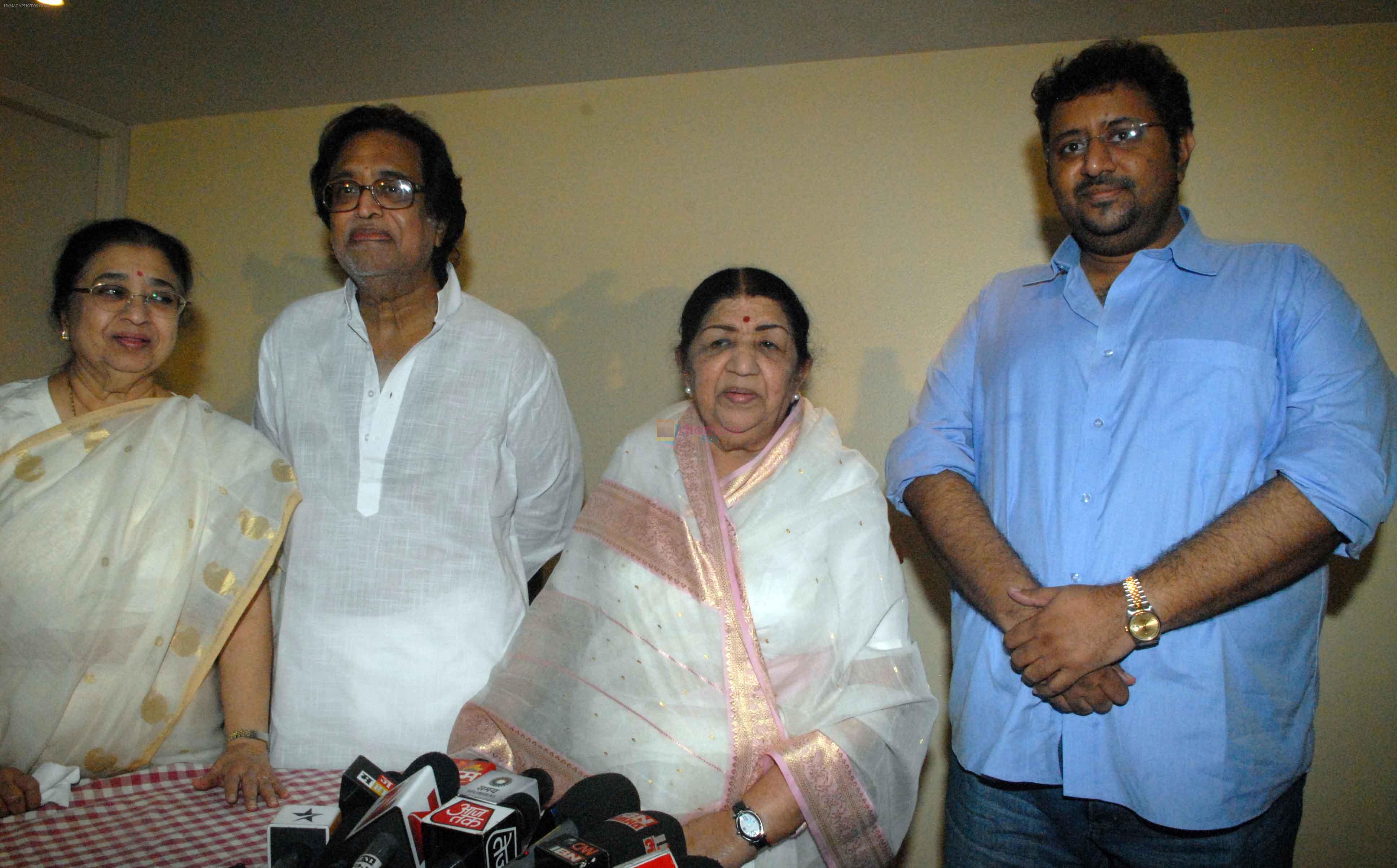 Lata Mangeshkar with Family in Press Conference at their residence Prabhu Kunj for Master Dinanath Award Announcement on 14th April 2012