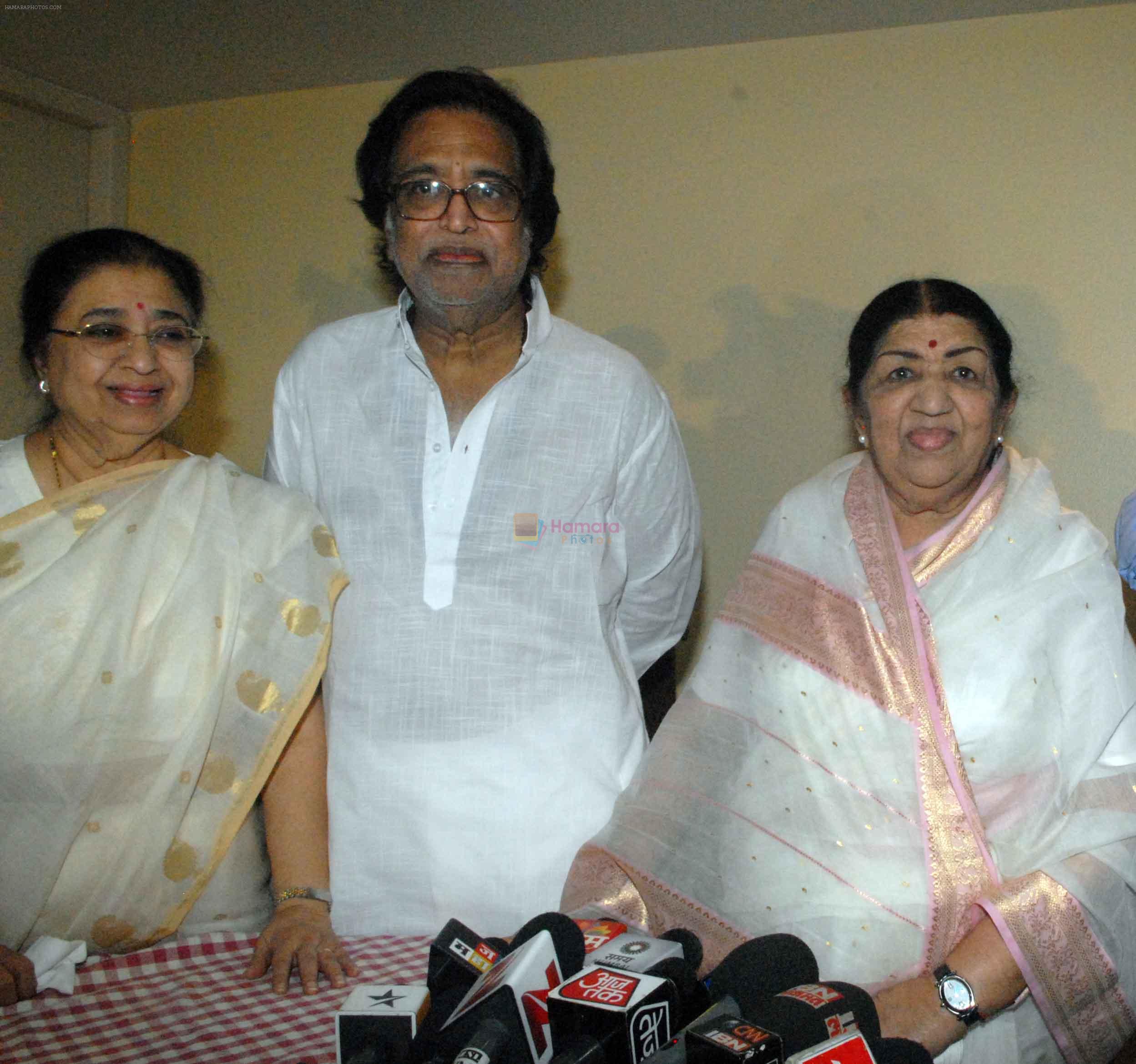 Lata Mangeshkar with Family in Press Conference at their residence Prabhu Kunj for Master Dinanath Award Announcement on 14th April 2012