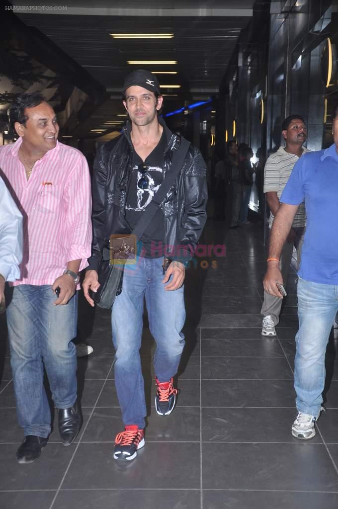 Hrithik Roshan snapped at airport in Mumbai on 20th April 2012
