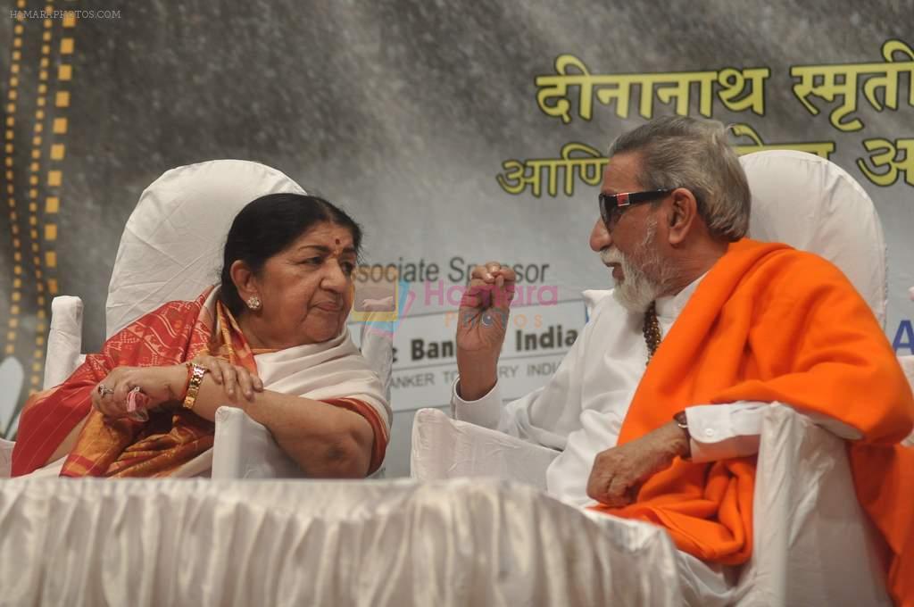 Lata Mangeshkar, Bal thackeray at Dinanath Mangeshkar awards in Mumbai on 24th April 2012